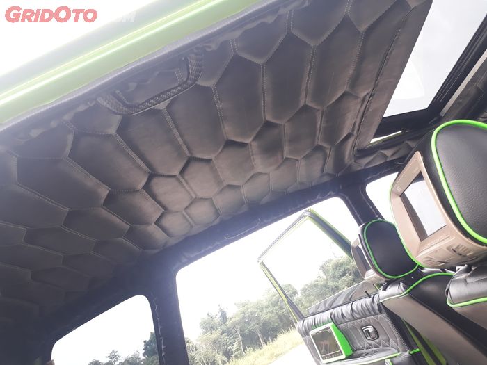 Plafon juga diberi motif sarang lebah, serupa dengan motif jok dan door trim