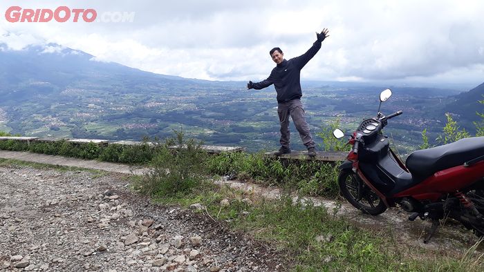 Penulis berfoto dengan latar Merbabu di Telomoyo