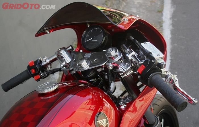 Setang jepit dipasang underyoke, cafe racer banget!