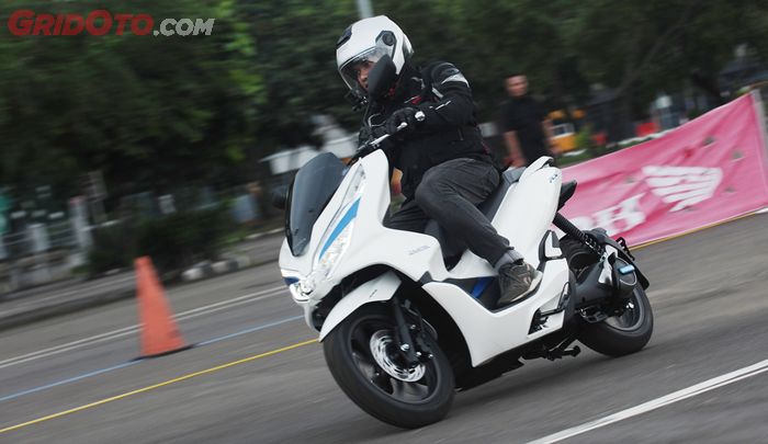 Honda PCX Electric bisa menempuh jarak 60 km dengan kondisi baterai penuh
