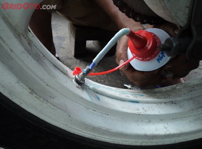Ilustrasi ban motor pakai cairan anti bocor ternyata dapat merusak ban