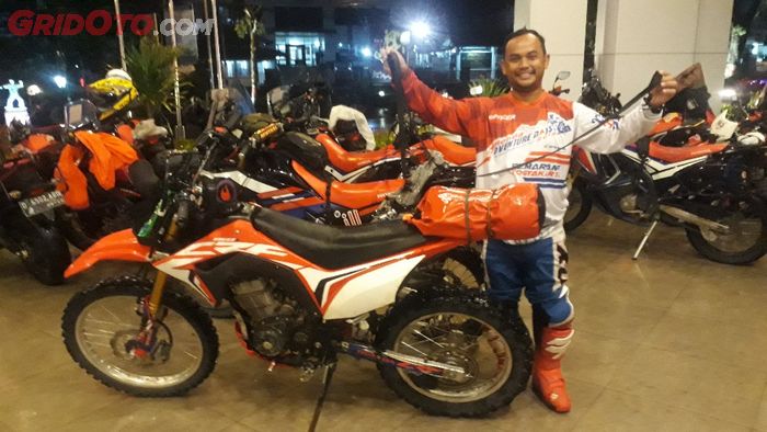 Menarik Honda CRF150L yang rantainya putus pakai tali darurat dari drybag.