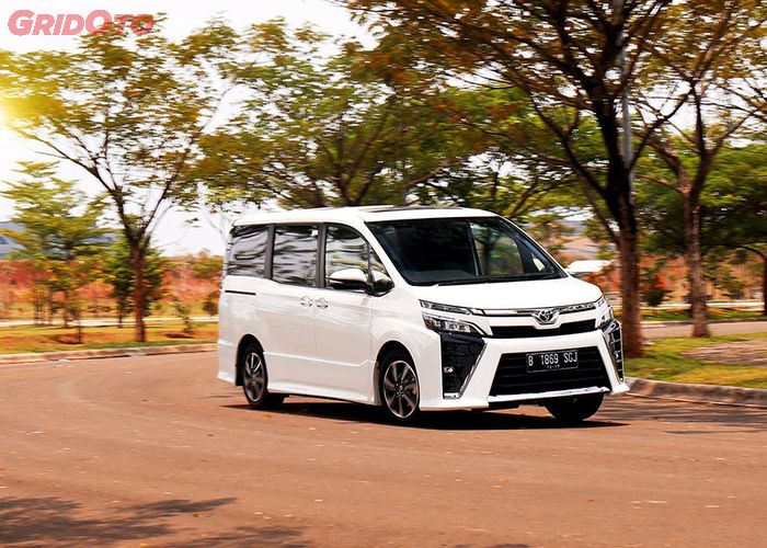 Toyota Voxy generasi ketiga yang dijual di Indonesia saat ini.