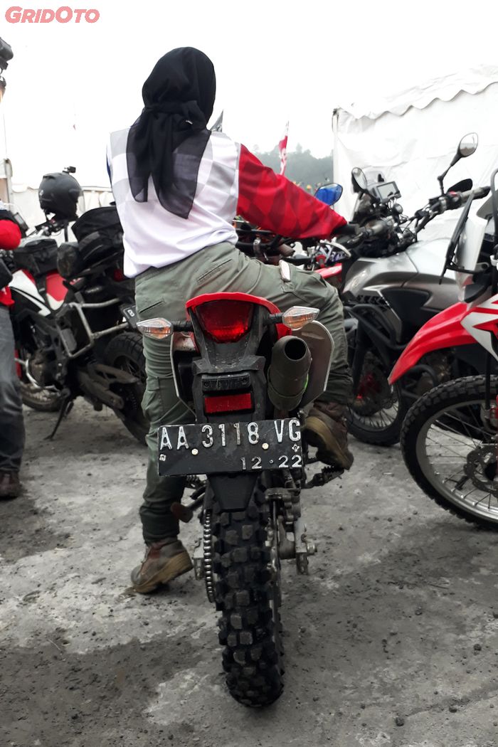 Cindy yang punya tinggi hanya 155 cm mengaku enggak takut pakai motor jangkung