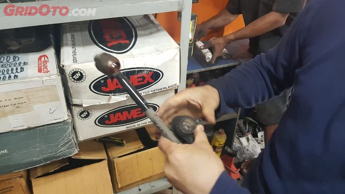 Akhiong menjelaskan mengenai tie rod bermasalah.