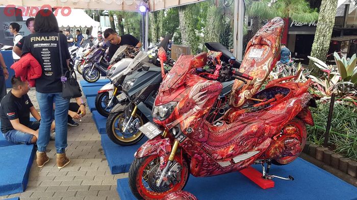 Peserta sedang menyiapkan motornya di Grand Final Customaxi Yamaha