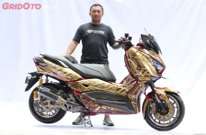 Agus Hadi Purwanto berpose bersama Yamaha XMAX yang menjadi juara Best Of the Best Customaxi 2018/2019.