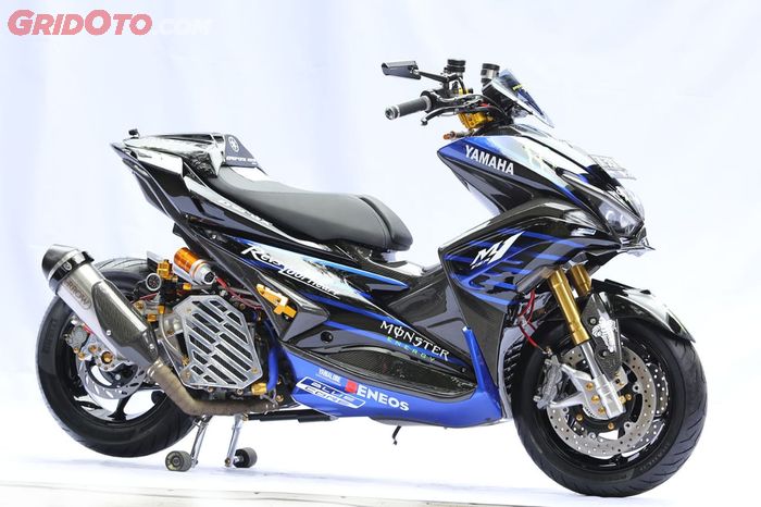 Tampak sebelah kanan Yamaha Aerox livery YZF-M1 Monster Energy 