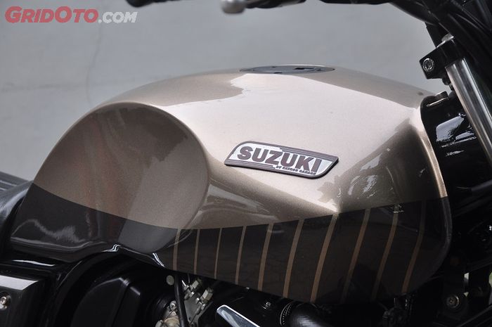 Tangki dengan emblem &lsquo;Suzuki by Katros Garage&rsquo;