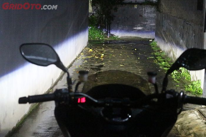 Pakai projector mobil cahayanya jelas lebih terang dan tidak membuat silau pengendara lain 