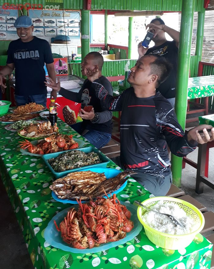 Bilangnya takut kolesterol, tapi diabisin juga. TUMAN!