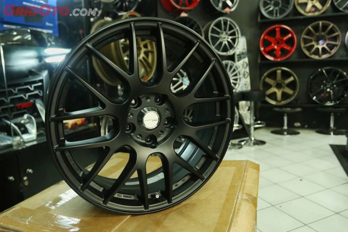 Work Emotion M8R ring 18 inci bisa dipakai buat Hyundai Stargazer X