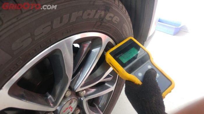 cara penggunaan TPMS di bengkel resmi Wuling