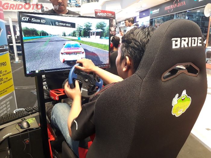 Salah satu anggota komunitas sedang mencoba simulator SIM Racing