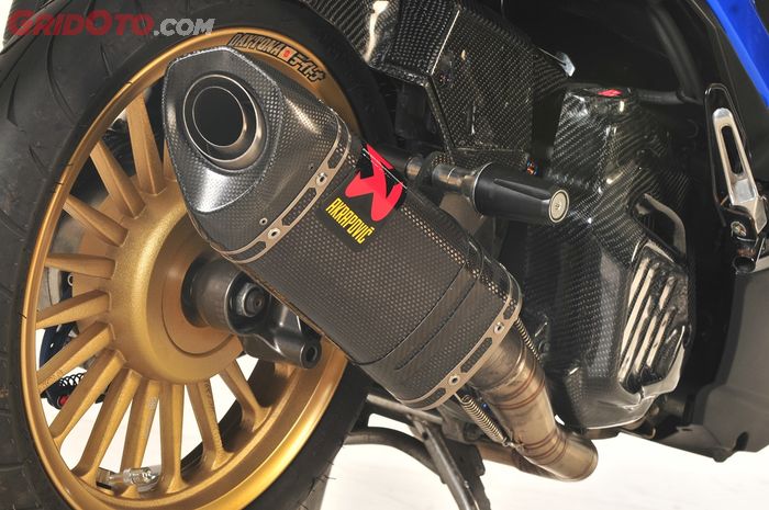 Knalpot pakai silencer Akrapovic untuk CBR250RR