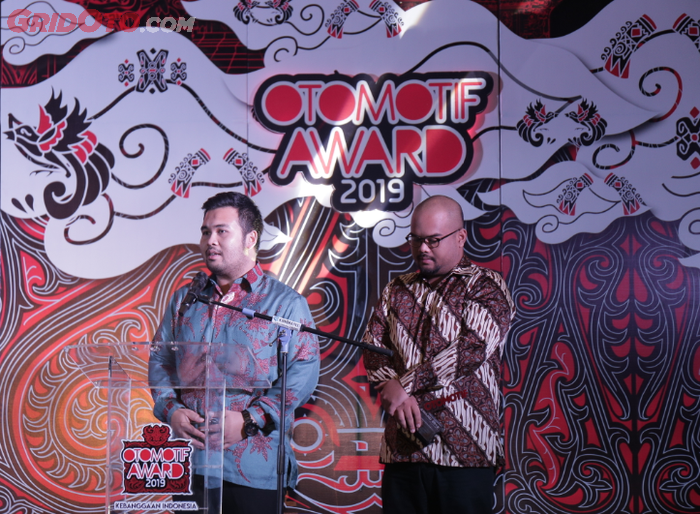 Rifky Bachrie (kiri) bersama sang kakak mewakili almarhum Ayahnya yakni Kemal Agusmula Bachrie yang mendapat gelar Mendapat Gelar Inspiring People OTOMOTIF Award 2019