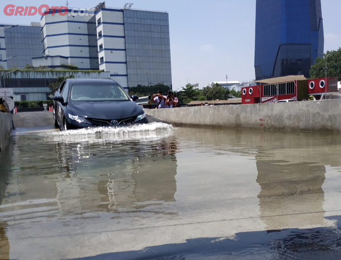 Flooding trek yang ada di Toyota Driving Experience untuk mengetahui kemampuan mobil saat melintas jalan dalam kondisi banjir.
