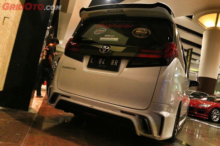Tampang belakang juga terlihat agressif plus spoiler custom