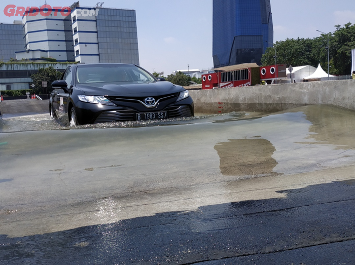 Flooding trek yang ada di Toyota Driving Experience untuk mengetahui kemampuan mobil saat melintas jalan dalam kondisi banjir.