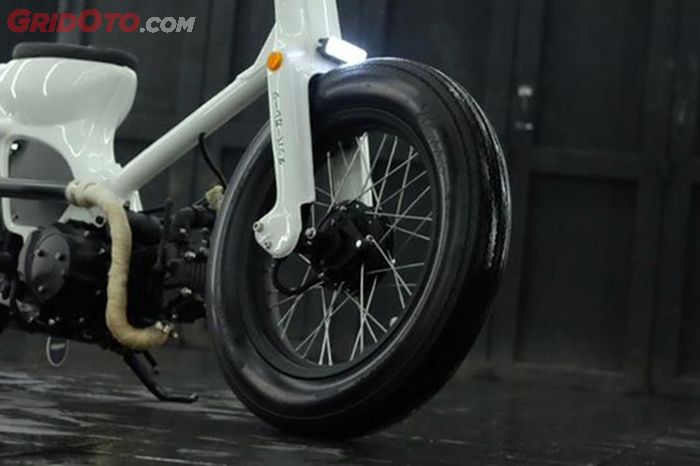 Honda Supra X 125 Bobber Cub White Popcorn Dapper Garage 