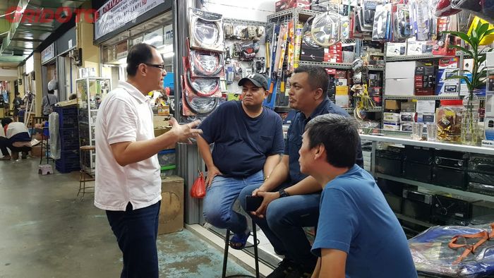 Antar Pedagang Pusat Aksesori dan Spare Part Mal Blok M Sedang Bercengkrama 