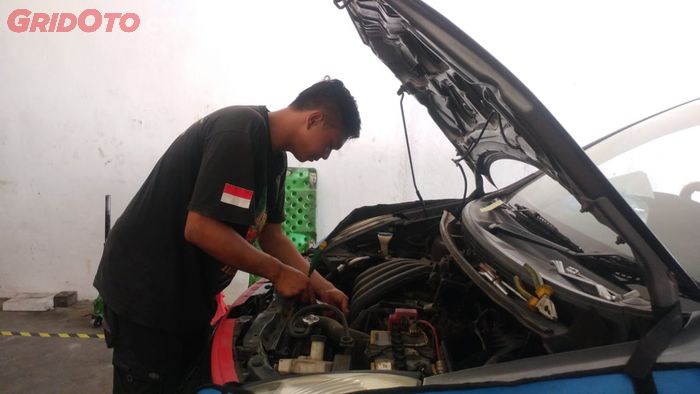 mekanik ahli Auto Clinic siap membantu servis mobil Nissan