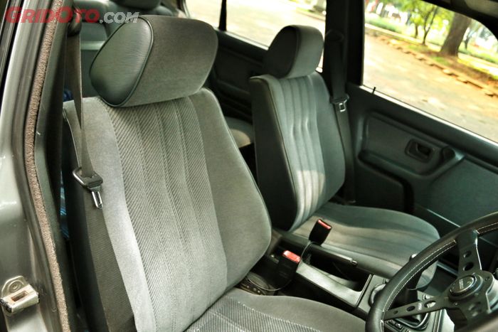 Kabin mobil lawas biasanya punya bau yang khas