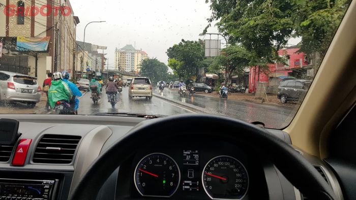 Berkendara di Musim Hujan