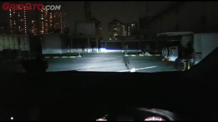 Jangkauan lampu proyektor sampai 50 meter