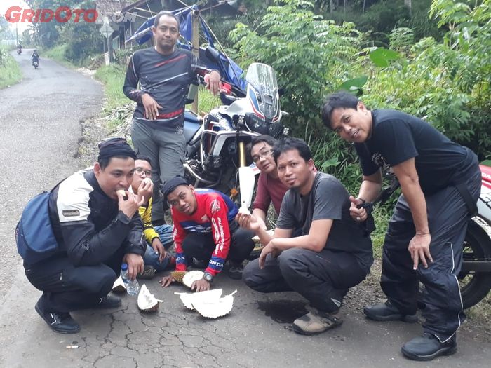 Jebakan berduri kayak begini, jangan dilawan. Pakai moge ratusan juta pun nyerah!