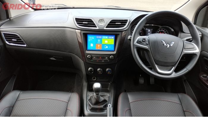 Berbeda dari varian sebelumnya, Confero ACT kini dibalut dengan warna hitam di bagian kabin dan dasbornya.  Selain itu dilengkapi dengan head unit 8 inci, namun sisanya masih sama seperti dengan Confero S varian sebelumnya