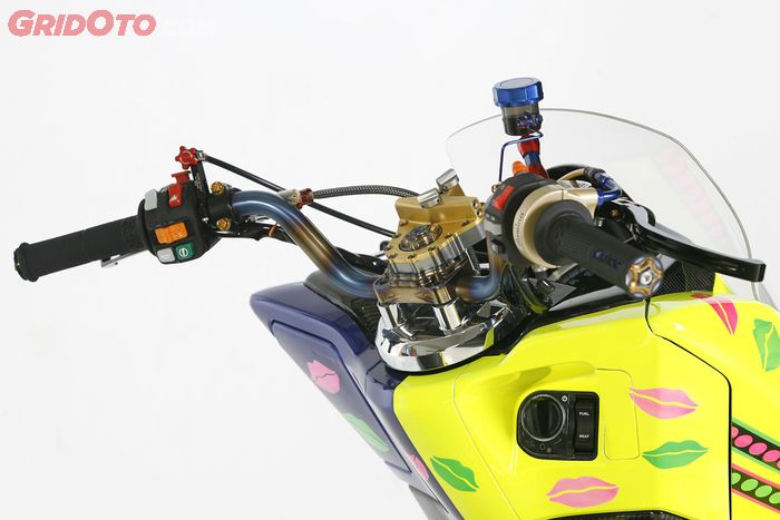 Modifikasi Honda PCX 150 bertema pembalap Valentino Rossi dengan 2 warna Mr. Moo