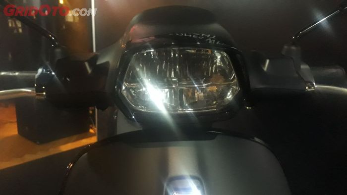 Lampu depan Vespa Sprint Notte juga led