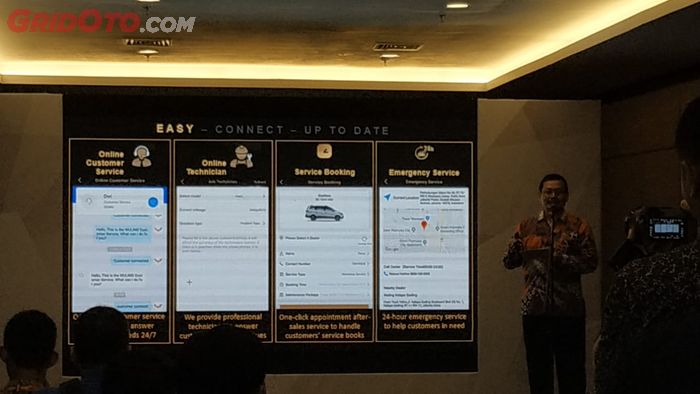 Taufik S. Arief saat menjelaskan fitur-fitur apa saja yang tersedia di aplikasi MyWuling+