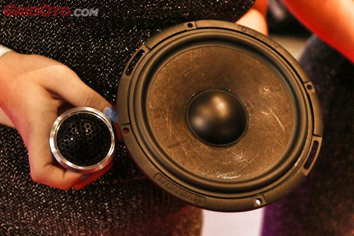 Tweeter 3way dan speaker split dalam kondisi belum terpasang