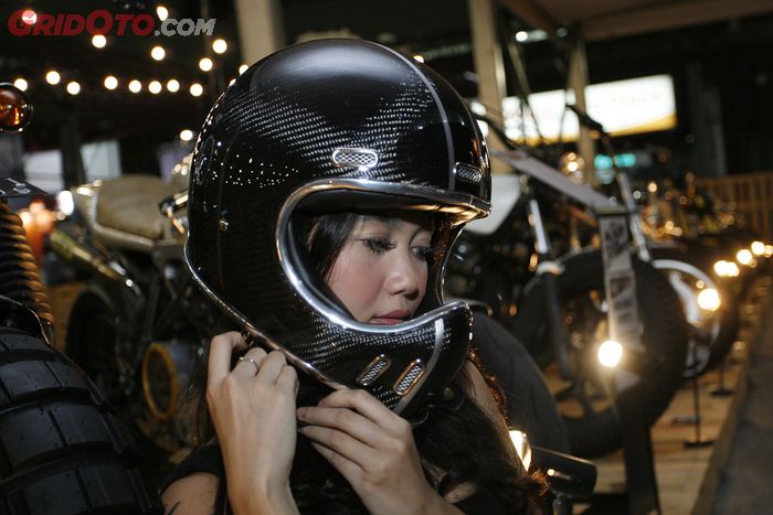 Custom Carbon Cakil Helmet by HCG Garage