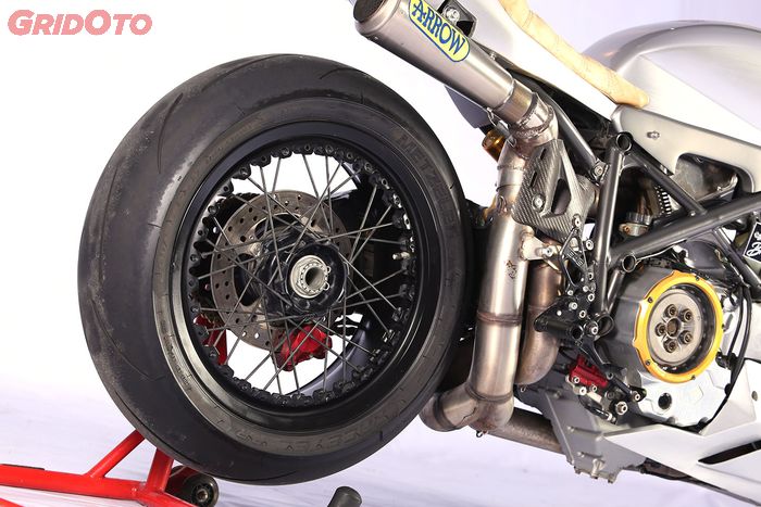 Modifikasi Ducati 848 Cafe Racer Silver Hawk by Greyhead Customland