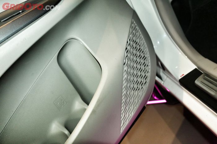 Speaker bawaan sudah diganti pada ruang speaker di door trim