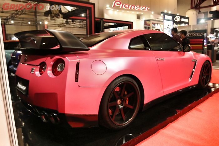 Nissan GTR r35 розовый