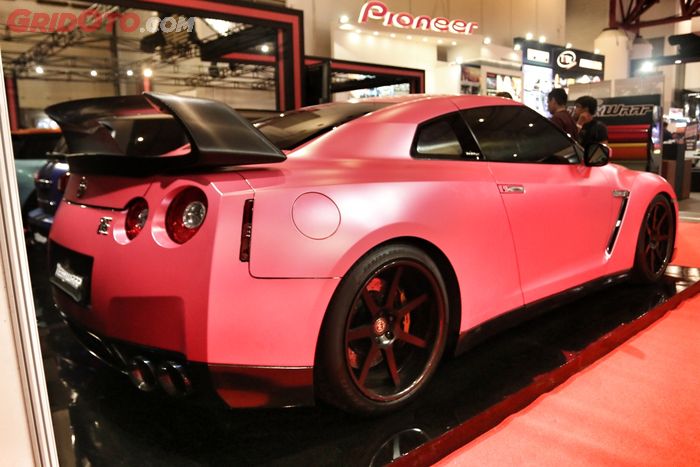 Warna Coral Pink melapisi seluruh bodi GT-R R35