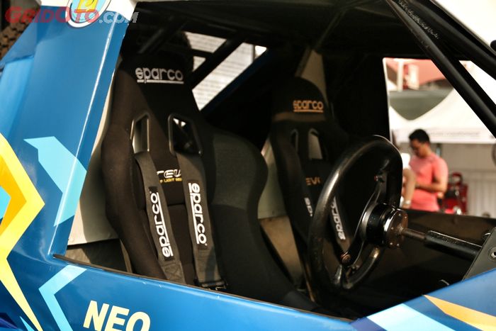 Bucket seat dan safety belt lansiran Sparco