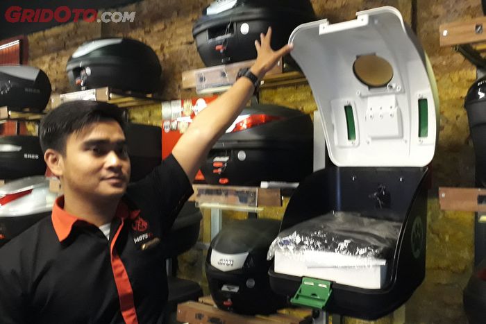 Ukuran box Pet on Wheels cukup untuk kucing dan anjing berukuran medium