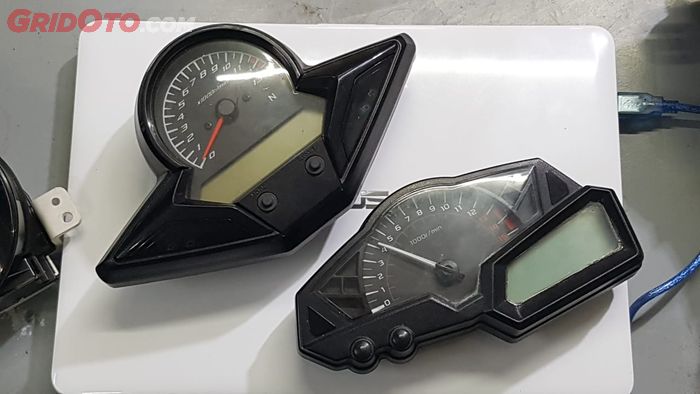 Ilustrasi panel instrumen seken buat motor 