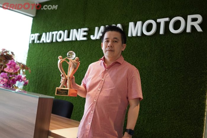 Agus Djaja saat memegang piala penghargaan dari Toyota sebagai best of the best supplier.
