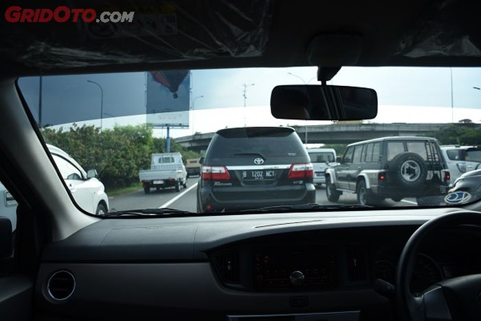 tips mudik lebaran, kondisi macet di tol