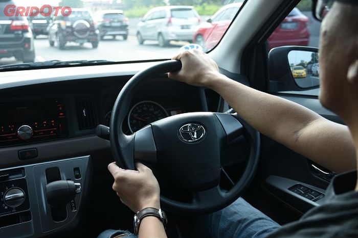 tips mudik lebaran, posisi memegang setir