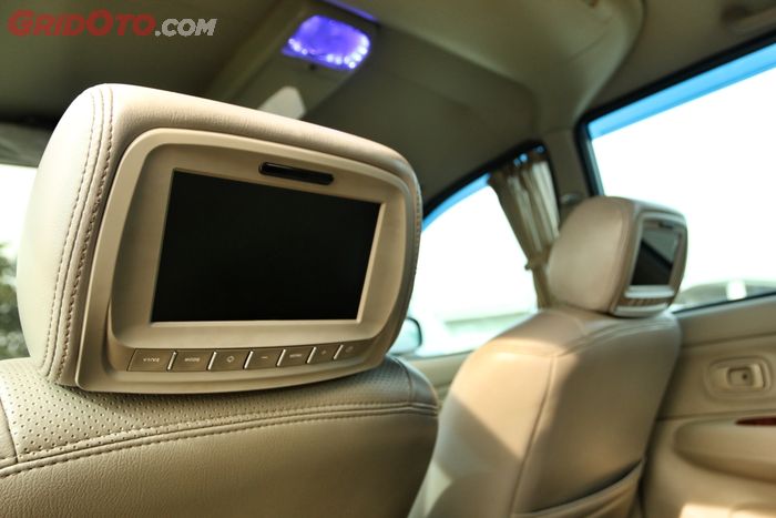 Headrest monitor untuk kabin baris kedua