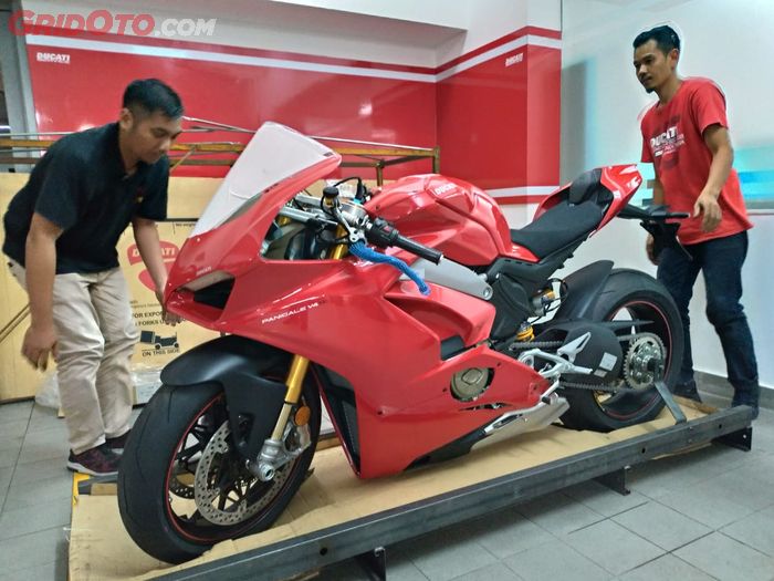 Unboxing Ducati Panigale V4S seharga Rp 1,2 milyar