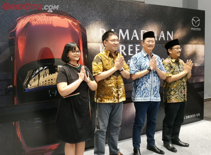 Para petinggi Mazda saat mengadakan acara buka bersama di dealer flagship terbarunya di kawasan Simprug, Jakarta Selatan.