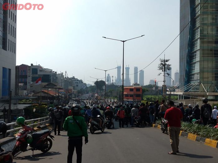 Warga berkerumun di jalur fly over Slipi